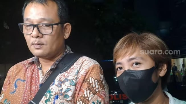 Candra, terlapor kasus dugaan penggelapan uang Bunga Zainal ditemani pengacaranya, Ikhsan usai menjalani pemeriksaan di Polda Metro Jaya, Kamis (12/9/2024). [Suara.com/Rena Pangesti]