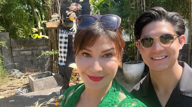 Kebersamaan di Piodalan Bali, Tamara Bleszynski dan Teuku Rasya Tunjukkan Kedekatan Ibu-Anak