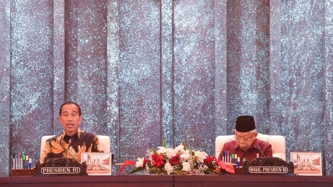 Presiden Joko Widodo (kiri) didampingi Wakil Presiden Ma'ruf Amin (kanan) memimpin sidang kabinet paripurna terakhir di Istana Garuda, Ibu Kota Nusantara (IKN), Penajam Paser Utara, Kalimantan Timur, Jumat (13/09/2024). [ANTARA FOTO/M Risyal Hidayat/tom]