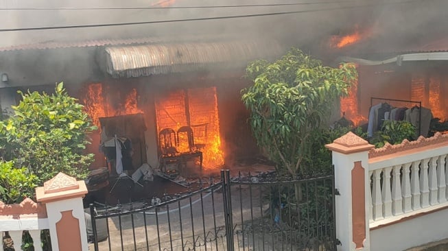 Rumah Terbakar di Kota Padang, 5 Sepeda Motor Hangus