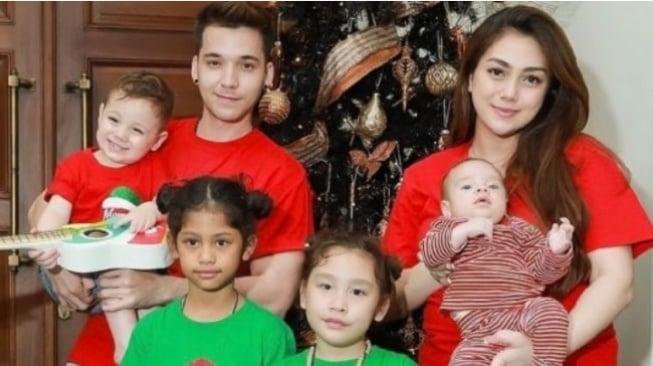 Celine Evangelista dan Stefan William bersama kedua anak mereka (Instagram)