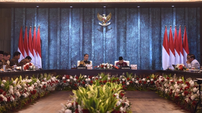 Presiden Joko Widodo (kiri) didampingi Wakil Presiden Ma'ruf Amin (kanan) memimpin sidang kabinet paripurna terakhir di Istana Garuda, Ibu Kota Nusantara (IKN), Penajam Paser Utara, Kalimantan Timur, Jumat (13/09/2024). [ANTARA FOTO/M Risyal Hidayat/tom]