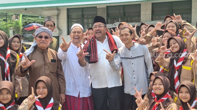 Mendadak Rajin Pose Sajete Ala Jakmania usai Maju di Pilkada Jakarta, Rano Karno Ungkap Alasannya!