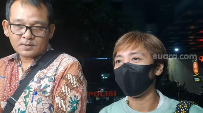 Candra, terlapor kasus dugaan penggelapan uang Bunga Zainal ditemani pengacaranya, Ikhsan usai menjalani pemeriksaan di Polda Metro Jaya, Kamis (12/9/2024). [Suara.com/Rena Pangesti]