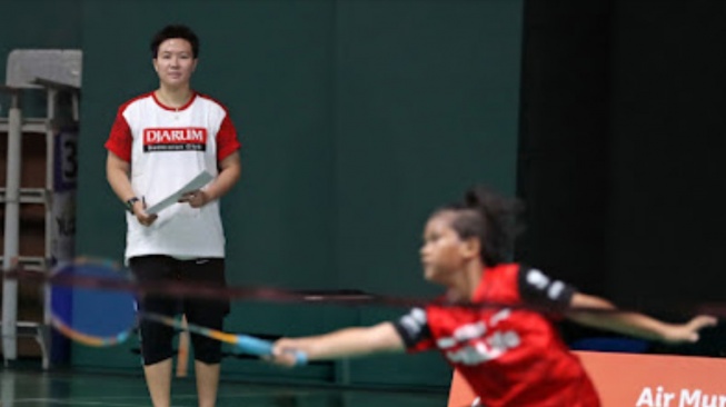 Legenda bulu tangkis Indonesia, Liliyana Natsir saat menjadi anggota tim pencari bakat Audisi Umum PB Djarum 2024. [Dok. PB Djarum]