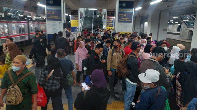 Penampakan padatnya jumlah penumpang KRL di Stasiun Manggarai pada saat jam pulang kantor. (Suara.com/Lilis Varwati) 