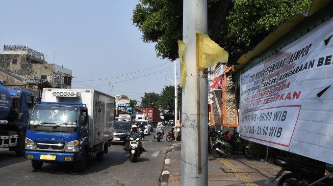 Peringati Kecelakaan Maut Plumpang-Semper, Ratusan Benderan Kuninga Mejeng di Jalan