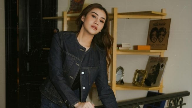 Pemotretan Aaliyah Massaid Untuk YSL (Instagram)