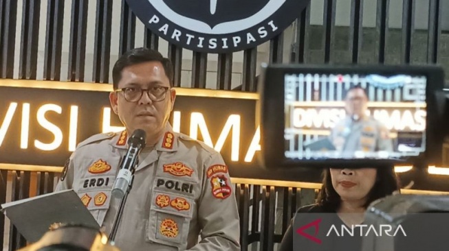 Kepala Bagian Penerangan Umum Divisi Humas Polri Kombes Pol Erdi A Chaniago memberi keterangan kepada media di Jakarta, Jumat (13/9/2024). (ANTARA)