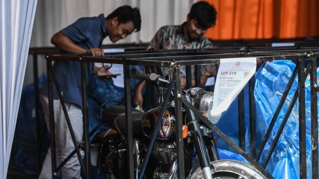 Calon peserta lelang memeriksa fisik motor Royal Enfield yang dilelang di Tempat Penimbunan Pabean, Cilincing, Jakarta, Jumat (13/9/2024). [ANTARA FOTO/Hafidz Mubarak A/YU]