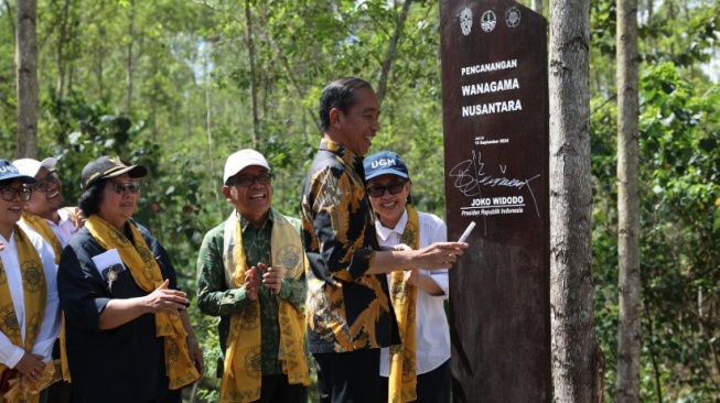 Rocky Gerung Merasa Konyol Saat Jokowi Bolak-balik IKN Menjelang Lengser