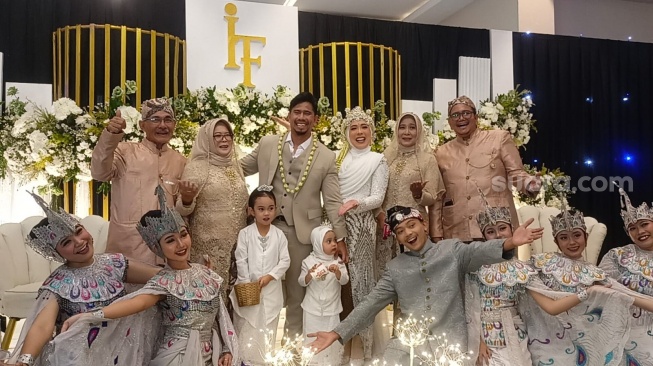 Fitri Tropica Beri Kejutan ke Suami di Ultah Pernikahan ke-10, Tampilannya Bak Pengantin