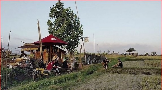 Ngopi Sore Murah di Tepi Sawah Badung, Harga Mulai Rp 2 Ribuan