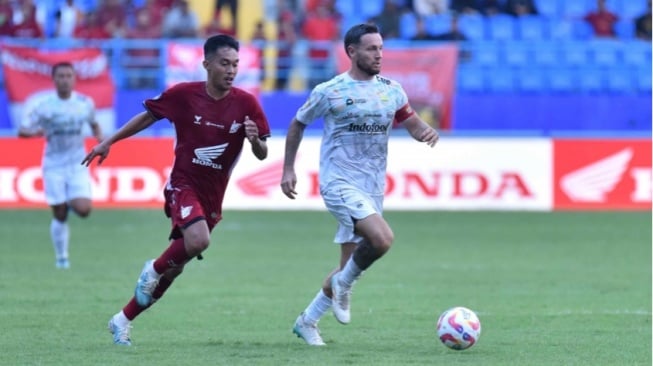 Cuplikan aksi Marc Klok saat meladeni permainan PSM Makassar. (ligaindonesiabaru.com)