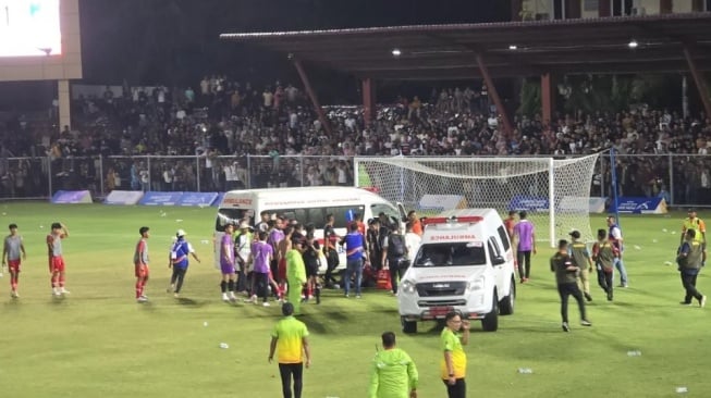 Mobil ambulan berada di lapangan dalan pertandingan sepakbola putra antara Aceh vs Sulsel di Stadion Dimurthala pada Sabtu (14/9/2024). [ANTARA/Hendri Sukma Indrawan]