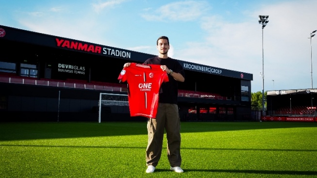 Thom Haye resmi bergabung dengan Almere City. Thom Haye pun menambah daftar pemain Indonesia yang membela tim berjuluk The Black Sheep. (Tangkapan layar Twitter atau X Almere City @AlmereCityFC)