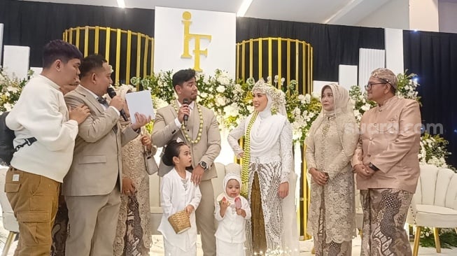 10 Tahun Menikah, Fitri Tropica dan Irvan Hanafi Rayakan dengan Perayaan Pernikahan, Bikin Baper!