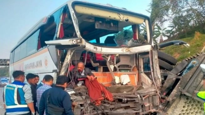 Kecelakaan Bus dan Truk di Tol Batang, 6 Orang jadi Korban