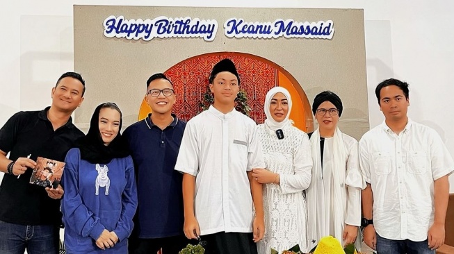 Potret perayaan ulang tahun Keanu Massaid ke-15 di Pesantren Ar Ribath (Instagram/angelinasondakh09)