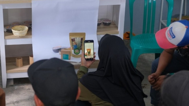 Pelatihan foto produk kopi di Rumah Produksi Ringkeh