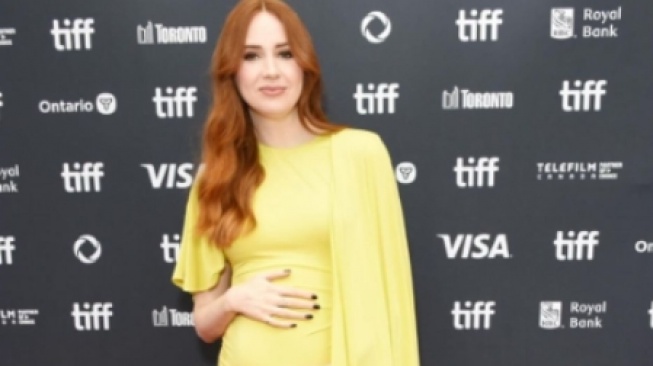 Hamil Anak Pertama, 8 Potret Karen Gillan Pamer Baby Bump saat Promosi Film Baru