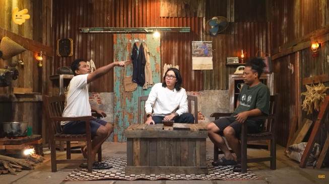 Potret Dokter Tirta saat menjadi bintang tamu di konten YouTube Mamat Alkatiri dan Arie Kriting (YouTube/Kaks Production)