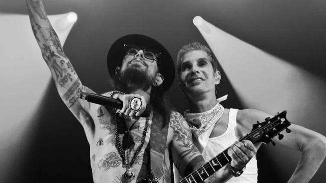 Dave Navarro dan Perry Farrell Bertengkar di Panggung, Sampai Terlibat Adu Fisik