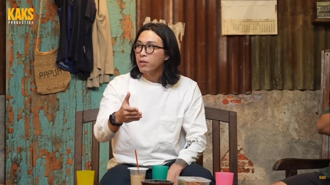 Potret Dokter Tirta saat menjadi bintang tamu di konten YouTube Mamat Alkatiri dan Arie Kriting (YouTube/Kaks Production)