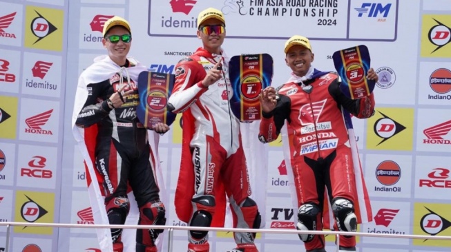 Prestasi gemilang diukir Herjun Atna Firdaus sehari sebelumnya saat meraih podium tertinggi di kelas AP250 balapan pertama ARRC Sepang (14/9/24). (IST)