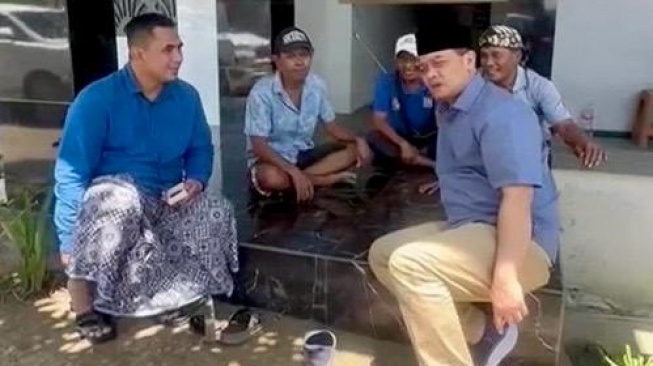 Momen Kocak Warga Bertemu Ahmad Luthfi-Gus Yasin di Toilet SPBU: Biasane Delok Neng TikTok