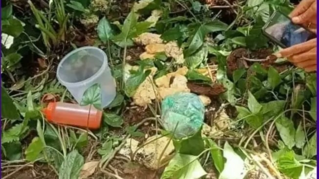 Potret barang jualan korban Nia Kurnia Sari berserakan di sekitar hutan. (Twitter)