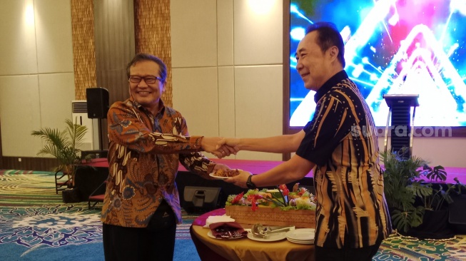 Presiden Direktur Sun Motor Group, Hartono Sundoro Hosea, dan Director of Development for South East Asia and Pacific Rim at Wyndham Hotels & Resorts, Pamudji Slamet, dalam soft opening Wyndham Garden Hotel & Conference pada Sabtu (14/9/2024). [Suara.com/Elvariza Opita]