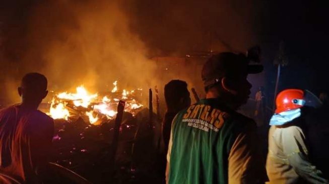 Kebakaran Hebat Ludeskan Dua Rumah di Sragen, Tetangga Berjibaku Padamkan Api