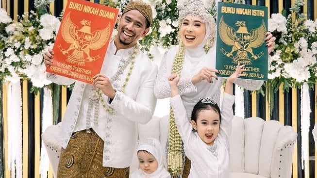 Keseruan Fitri Tropica 'Ngerjain' Suami di Ulang Tahun Pernikahan ke-10, Niat Banget!