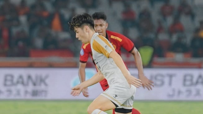 Gelandang Dewa United, Taisei Marukawa membawa bola saat menghadapi Persija Jakarta dalam matchday kelima BRI Liga 1 2024/2025 di Stadion Utama Gelora Bung Karno (SUGBK), Senayan, Jakarta, Senin (16/9/2024) malam WIB. [Dok. Dewa United]