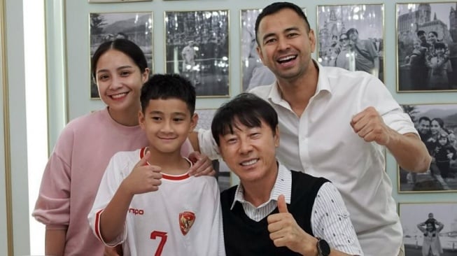 Nagita Slavina, Raffi Ahmad, Rafathar, dan Shin Tae-yong. (Instagram/raffinagita1717)