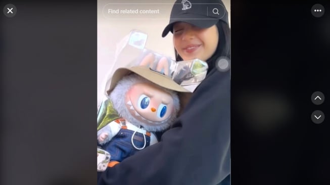 Lisa Blackpink dan boneka Labobo. (TikTok)