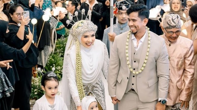 Irvan Hanafi dan Fitri Tropica rayakan ulang tahun pernikahan ke-10. (Instagram)