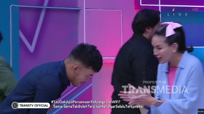 Saaih Halilintar enggan salami Nikita Mirzani (YouTube/TRANS TV Official)