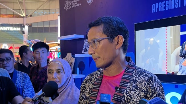 Menteri Pariwisata dan Ekonomi Kreatif RI, Sandiaga Uno dalam acara Malam Puncak Apresiasi Kreasi Indonesia (AKI) di Tangerang, Banten, Sabtu (14/9/2024) (Suara.com/Dini Afrianti Efendi)