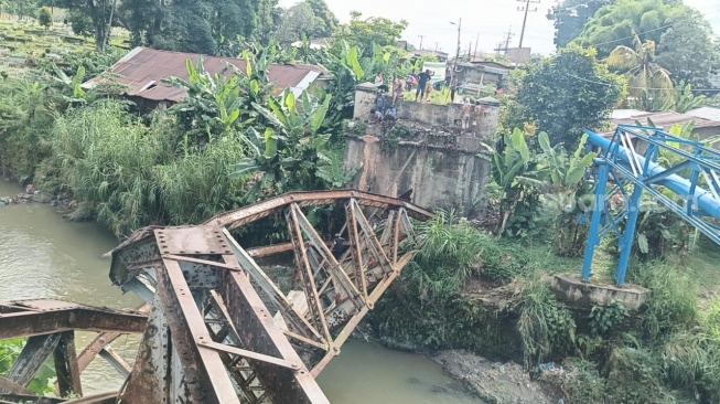 Jembatan Penyeberangan Anak Sekolah di Medan Ambruk, Warga Bilang Begini