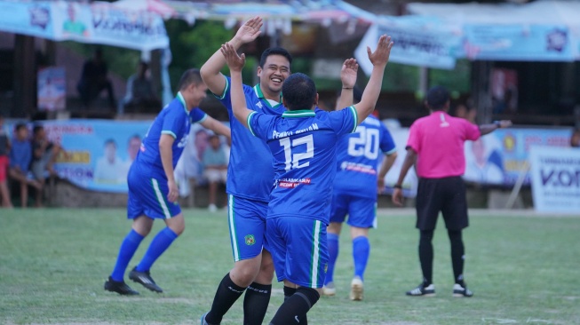 Wali Kota Medan Bobby Nasution bermain bola di Lapangan Ambarita, Kecamatan Simanindo, Samosir, Senin (16/9/2024). [dok Pemkot Medan]