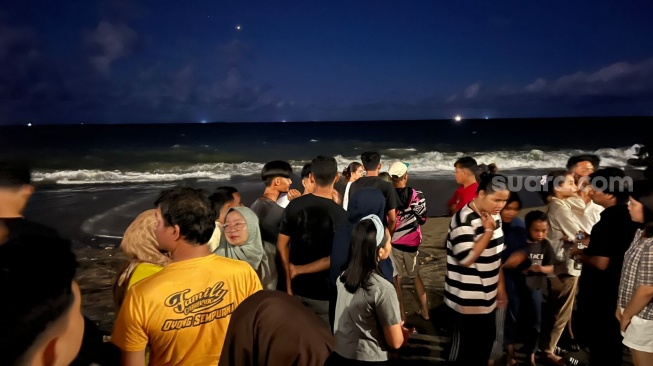 Bocah 6 Tahun Hilang Diseret Ombak Pantai Padang, 2 Penolong Ikut Digulung