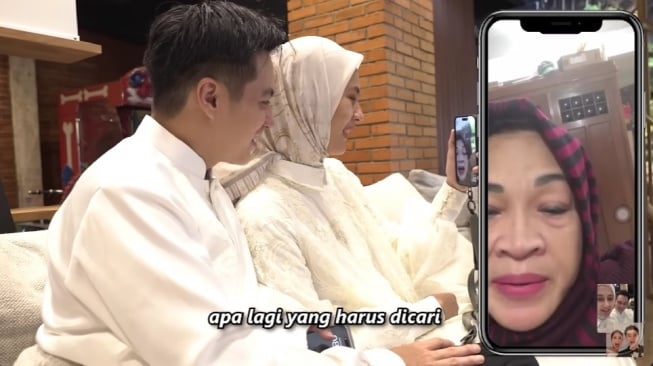 Baim Wong video call dengan ibu Paula Verhoeven saat lebaran. (YouTube/Baim Paula)