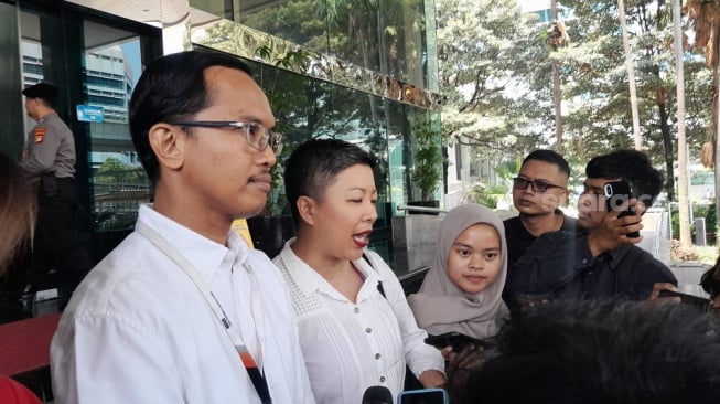 Juru Bicara Partai Solidaritas Indonesia (PSI), Francine Widjojo (kiri) bicara soal pesawat jet pribadi yang ditumpangi Kaesang Pangarep dan istrinya, Erina Gudono ke Amerika Serikat. (Suara.com/Dea)