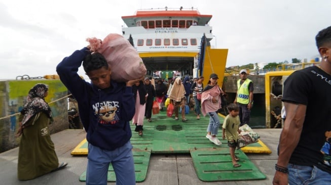 Para Penumpang Keluar dari Kapal Ferry Milik ASDP yang beroperasi di Tual, Maluku