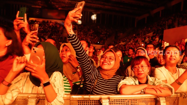 Penonton menyaksikan konser Lifetime Tribute to Chrisye di Istora Senayan, Jakarta, Senin (16/9/2024). [Suara.com/Alfian Winanto]