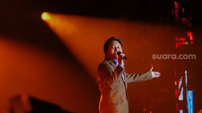 Penyanyi Rizky Febian tampil saat konser Lifetime Tribute to Chrisye di Istora Senayan, Jakarta, Senin (16/9/2024). [Suara.com/Alfian Winanto]