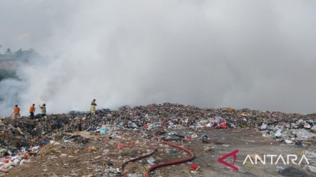 TPSA Bagendung Kebakaran, Kepulan Asap Membumbung Tinggi