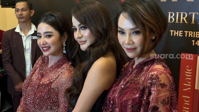 Dewi Perssik, Windi Yati dan Ririn Rinura ditemui di The Tribrata, Jakarta Selatan pada Minggu (15/9/2024) [Suara.com/Rena Pangesti]